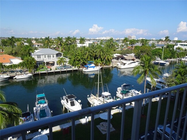 Building Photo - 1731 SE 15th St Unit 406