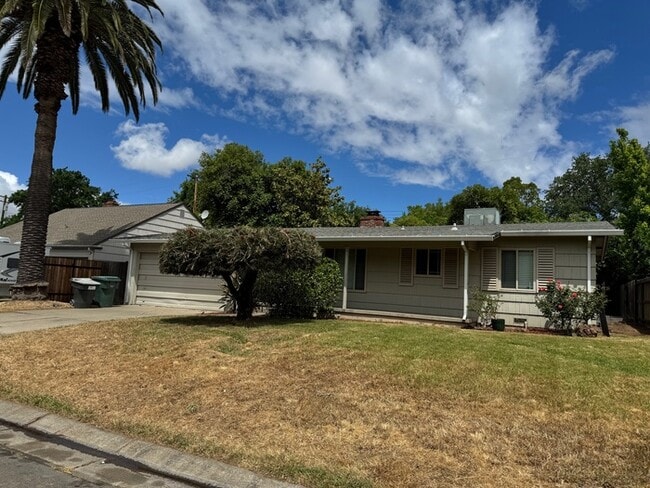Cute 3 Bedroom Home Close to Shopping - Cute 3 Bedroom Home Close to Shopping