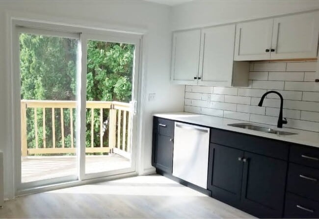 Photo - 586 Peachview Ln