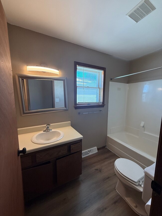 Photo - 1006 Castlewood Dr