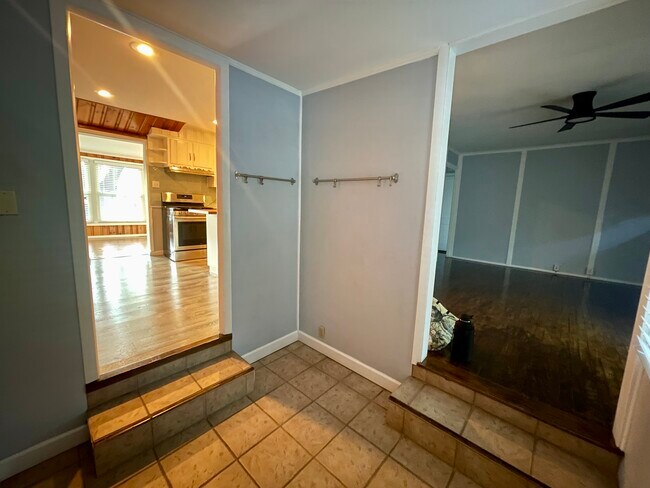 Photo - 895 Lower Ferry Rd