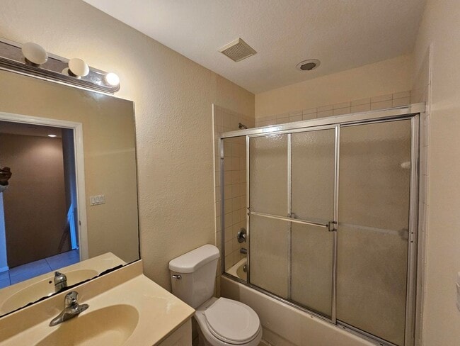 Building Photo - Spacious 3/2.5 Townhome