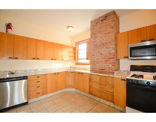Building Photo - 74 Aldie St Unit 2