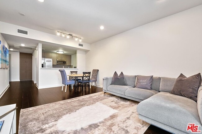Building Photo - 436 S Virgil Ave Unit PH#11 Rental