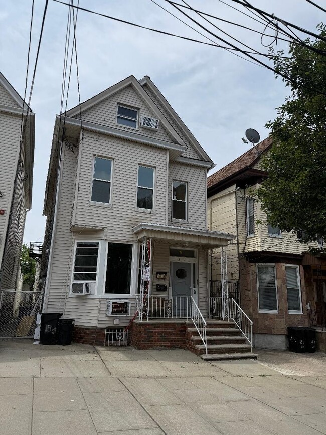 Building Photo - 817 15th St Unit 3