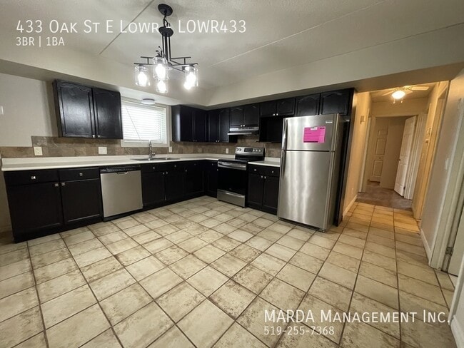 Photo - SPACIOUS 3 BED/1BATH UNIT IN LEAMINGTON +HYDRO, WATER & GAS! Unité LOWR433