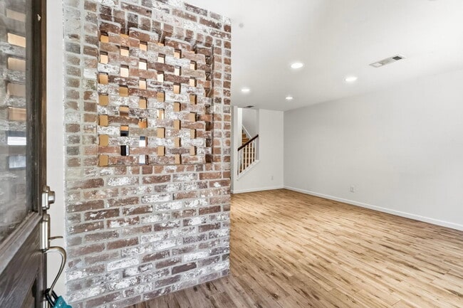Photo - 450 N Post Oak Ln