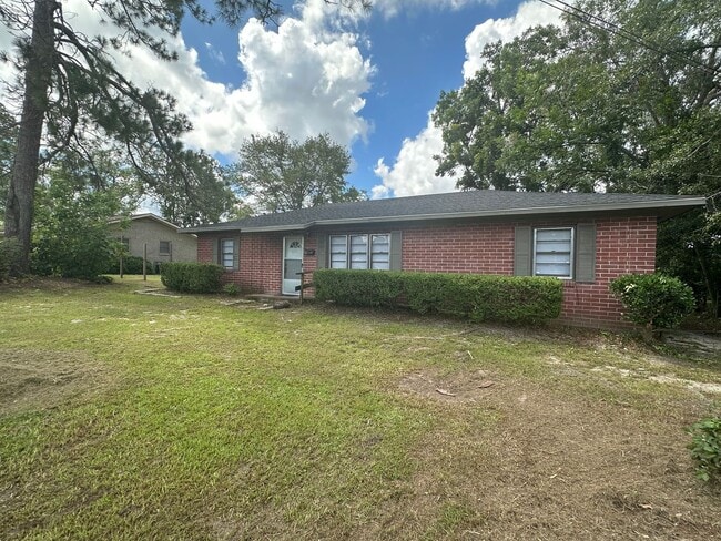 Building Photo - 3 Bed 1 Bath Brick House