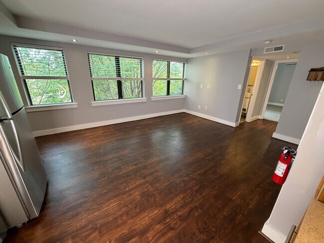 Photo - 210 Oakwood St SE Unit 305
