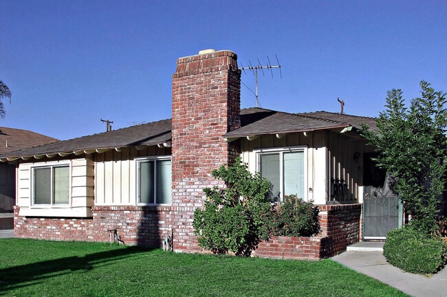 Building Photo - 650 Ridgeway Ln Unit 2