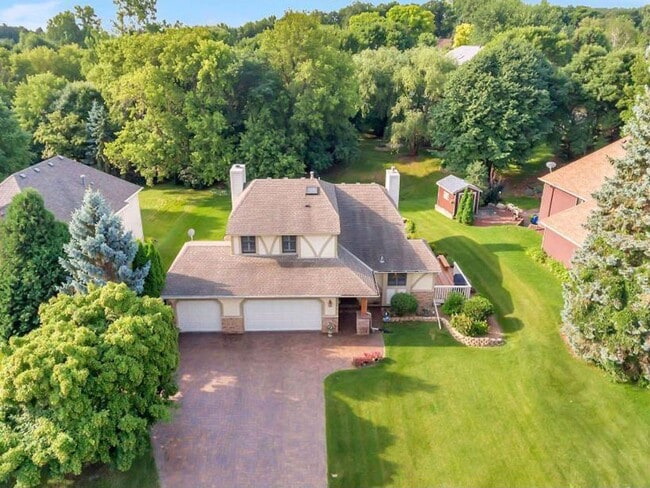 Building Photo - Luxury Home in Plymouth with 2-Level Primary Suite, Furnished or Unfurnished, Wayzata Schools, Pe...