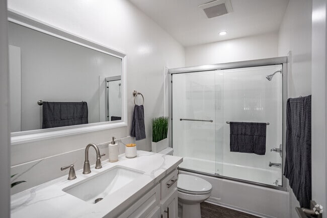 1BR, 1BA - 650SF - Bathroom