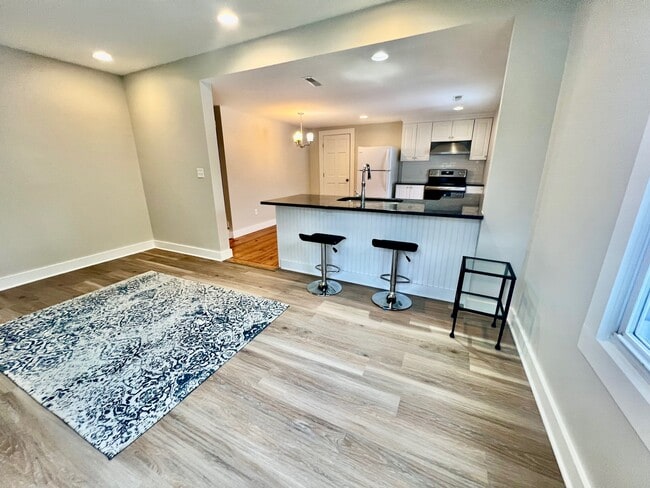 Photo - 435 Foxon Rd