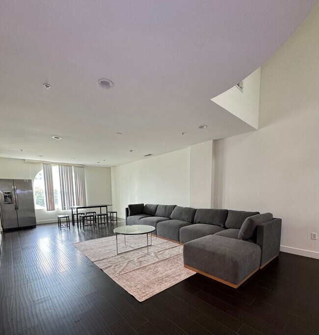 Photo - 3025 S Figueroa St Apartments