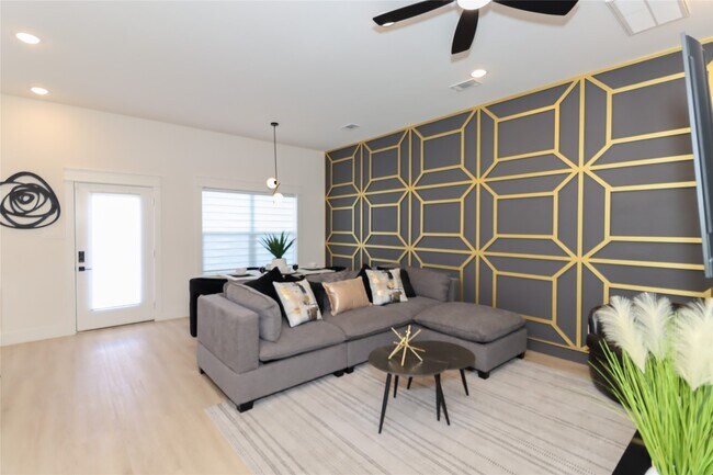 Photo - 4902 Higgins St