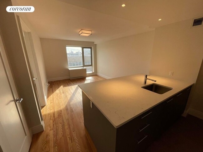 Photo - 885 Grand St