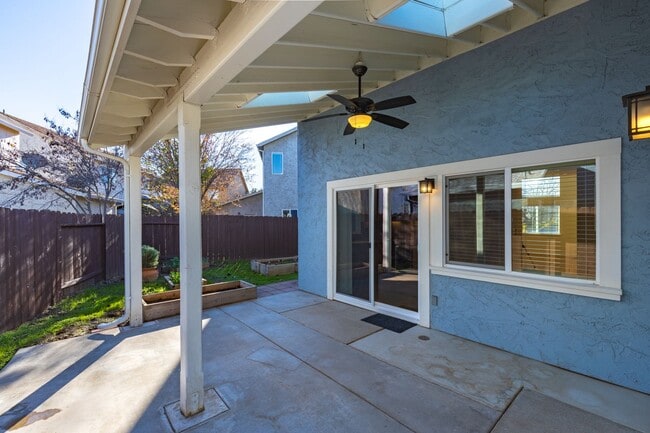 Photo - Lovely light and bright 3 bedroom 2.5 bathroom home Doe MIll Neighborhood, Cul-de-Sac Location