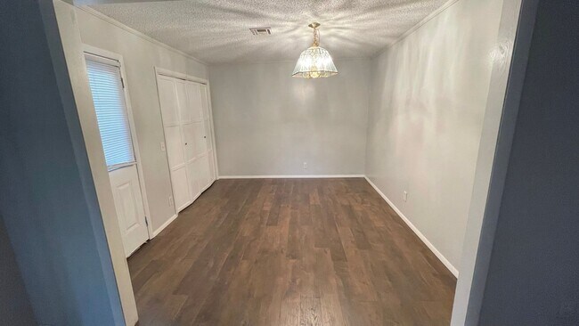 Photo - inviting & comfortable3 Bed 1 Bath House