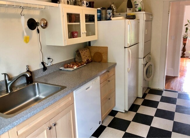 Building Photo - 3009 SE 19th Ave Unit 3009 Upstairs