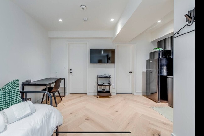 Building Photo - 65 Claremont St