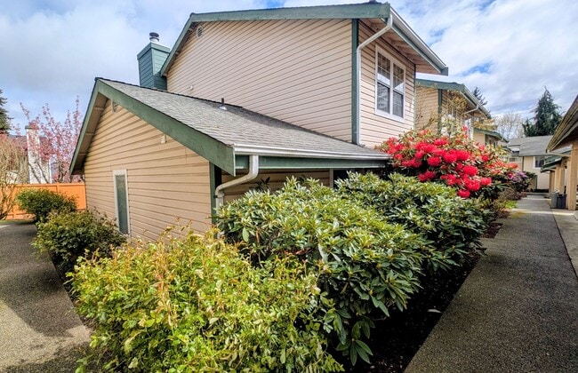 Building Photo - Spacious 3 Bedroom Townhome in Small Complex