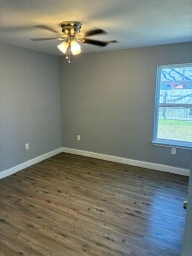 Photo - 1707 Clark St