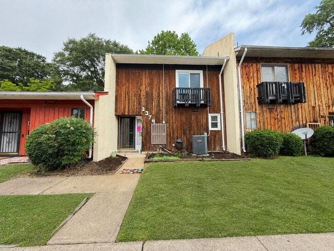 Building Photo - Spacious 3-Bedroom Norfolk Townhome with In-Unit Laundry and Fenced Outdoor Space