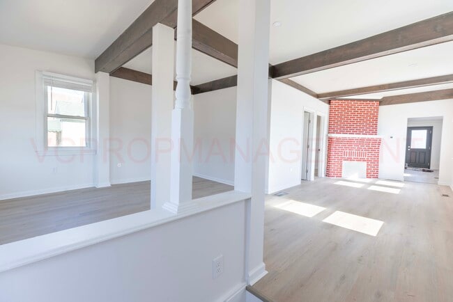 Photo - 230 Carre Ave