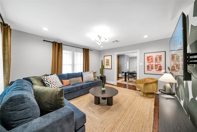 Photo - 725 Peddie St House