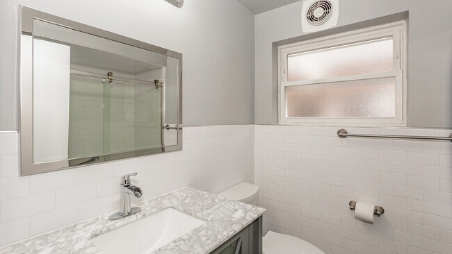 Photo - 5940 S Kilbourn Ave Unidad 2