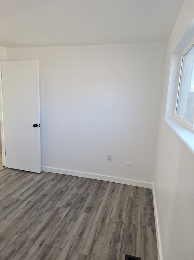 Photo - Roy 4-plex 2002 Unit 4