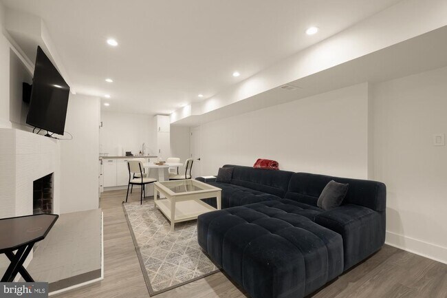 Photo - 5231 Watson St NW