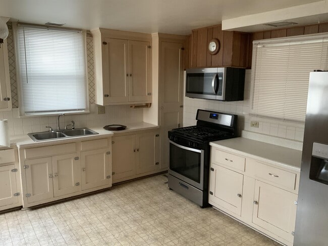 Photo - 136 W High St