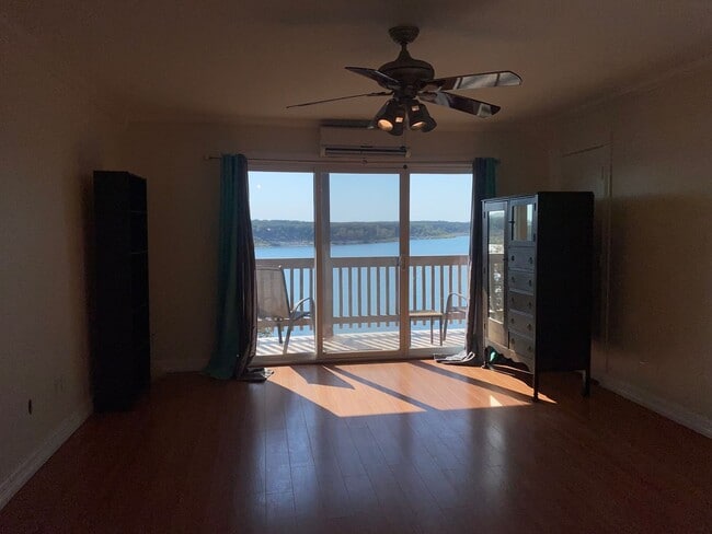 Photo - STUDIO CONDO WITH A MILLION DOLLAR LAKE VIEW Unidad 214