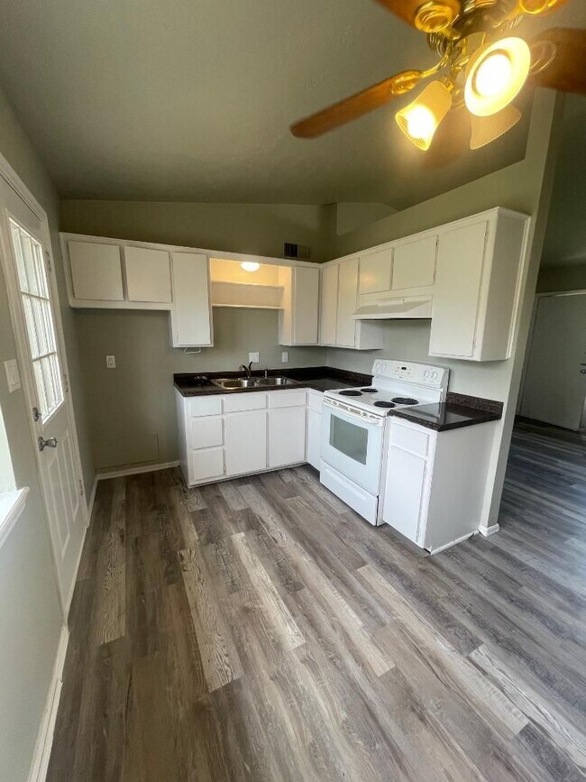 911 Deonne Cir