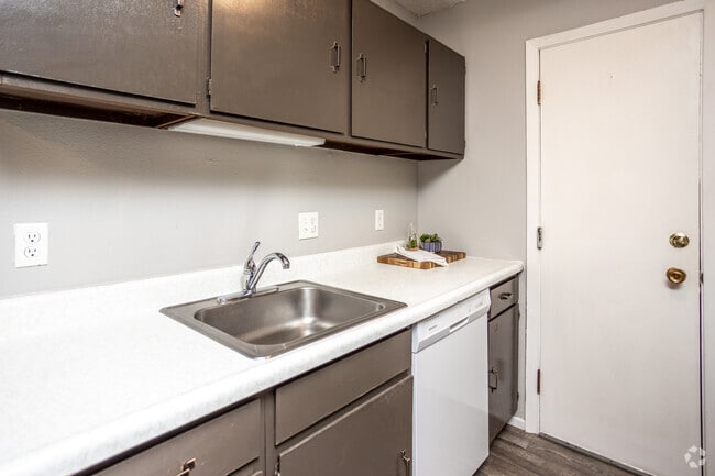 2BR, 2BA - 900 SF