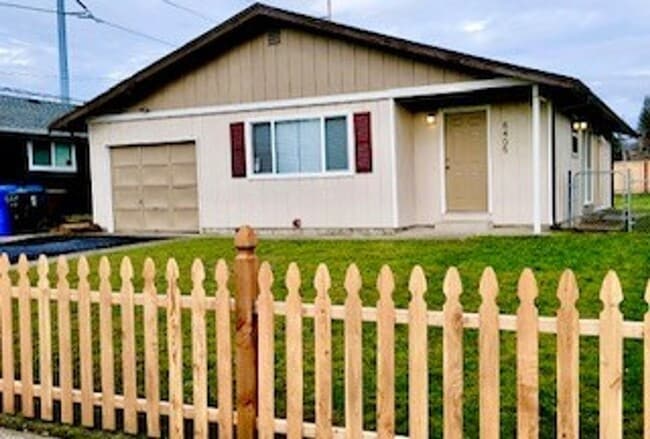 Building Photo - Charming 3 Bedroom 1 Bath Updated Home in ...