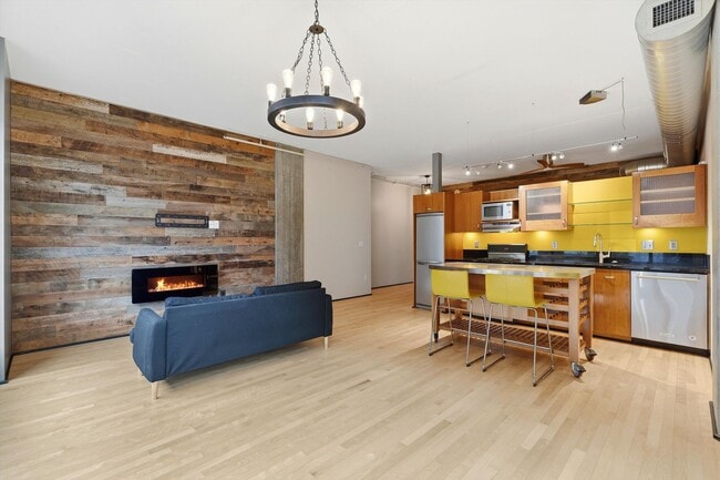 Building Photo - 1 Month Free! Modern + Spacious Pearl District Condo Including 24/7 Security +1  Secured Parking ... Unit 408