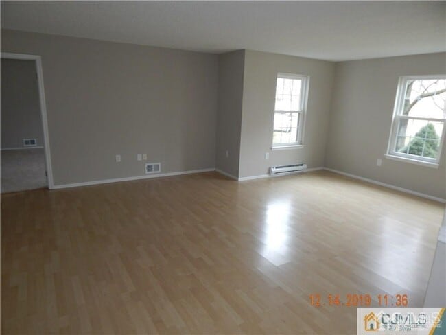 Photo - 255 Wycoff Way W