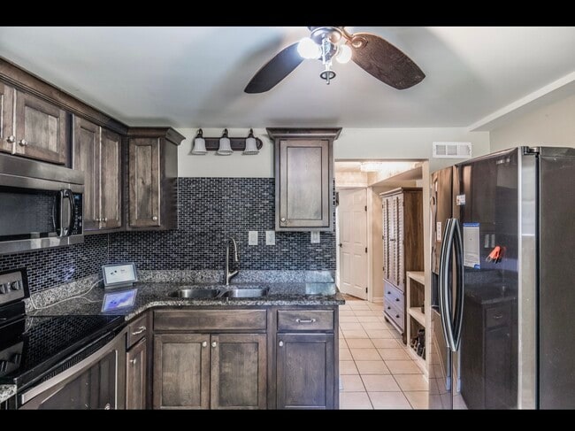 Photo - 907 N Graycroft Ave