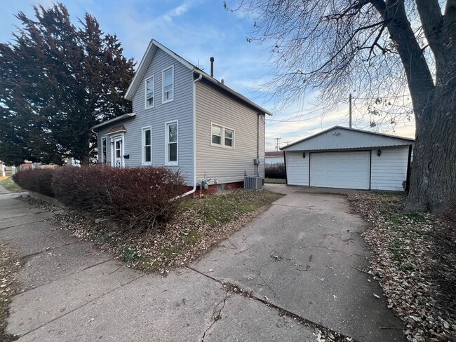 Building Photo - Moline Single Family Home