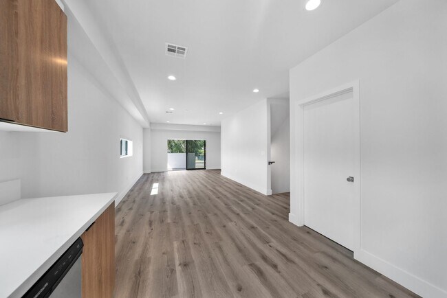 1218 Magnolia