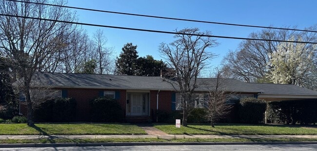 Building Photo - 3 BED, 2.5 BATH BRICK HOME RIGHT BY DOWNTOWN ASHEBORO!