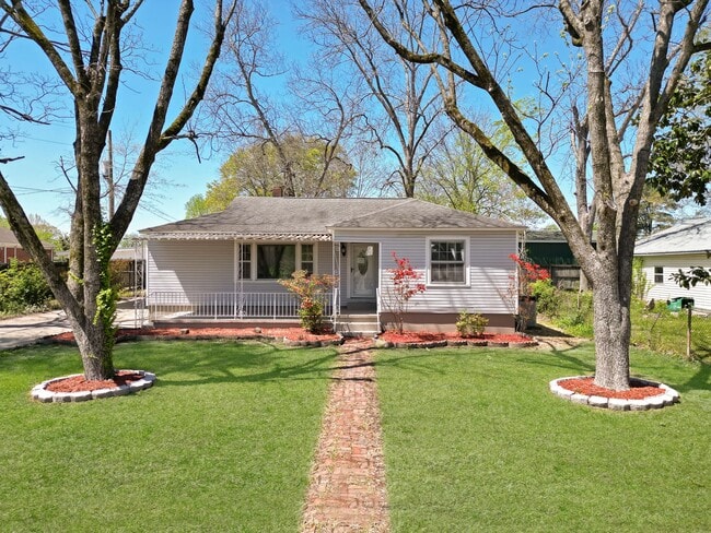 Photo - 305 Hickory Ave SW