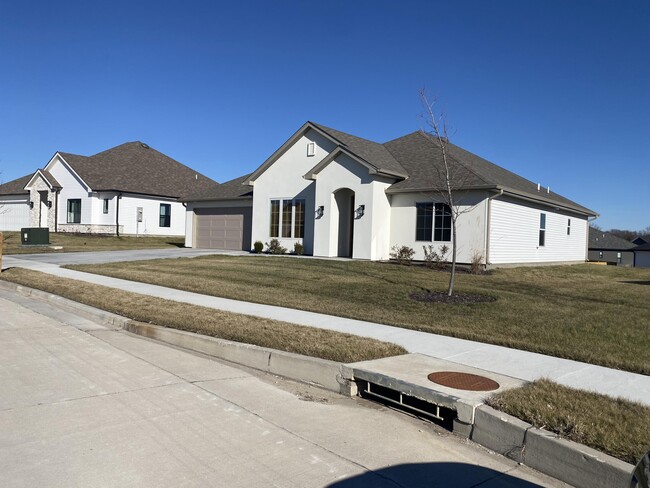 Building Photo - 15285 General Dr