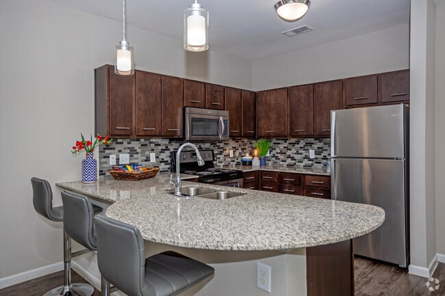 1BR, 1BT - 815SF