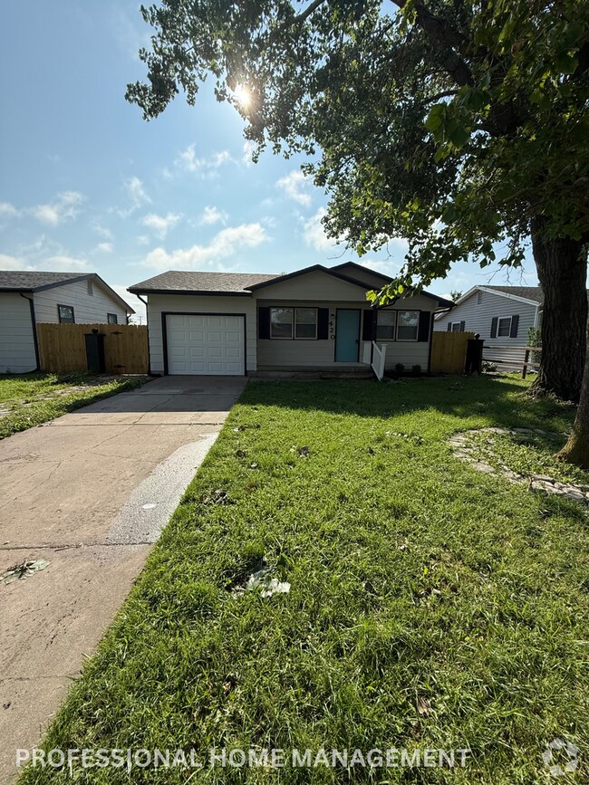 Building Photo - Open House 6/24 12:30-1! Bright, Fresh & F...