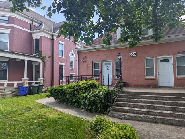 Building Photo - Maxwell 10 Plex Unit 2