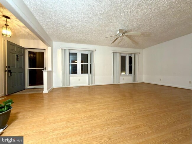 Photo - 905 W Poplar Rd