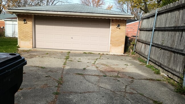 Photo - 15249 Roycroft St